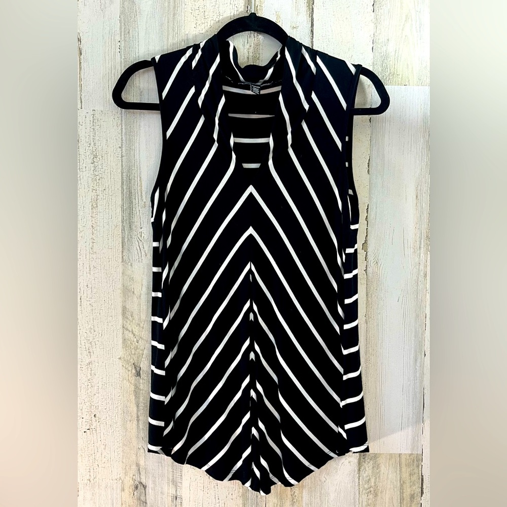 Cable and Gauge black and white stripped V Neck sleeveless career top Small